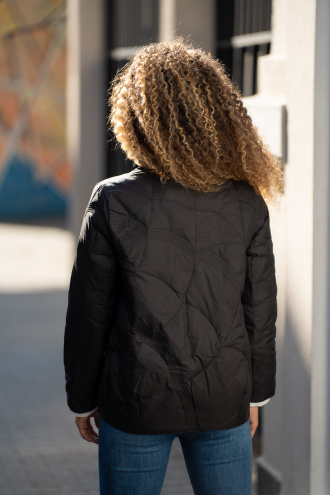 Дамско тънко яке в черно с декоративно странично разкопчаване