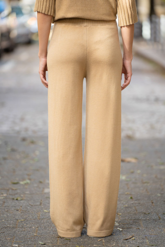 Дамски панталон от фино плетиво в бежово