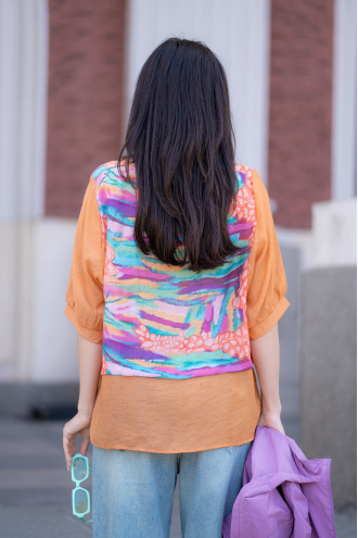 Дамска блуза от фина материя в оранжево с акварелен принт в розово, лилаво и зелено