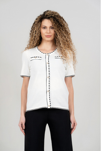 Дамска блуза от фино плетиво в бяло с черен кант и декорация копчета