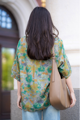 Дамска блуза в сиво с принт цветя в зелено