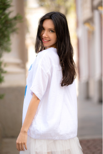 Дамска оувърсайз блуза от памук и лен в бяло с връзка в края