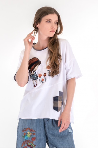 Дамска оувърсайз тениска от памук в бяло с бродерия момиче с шапка