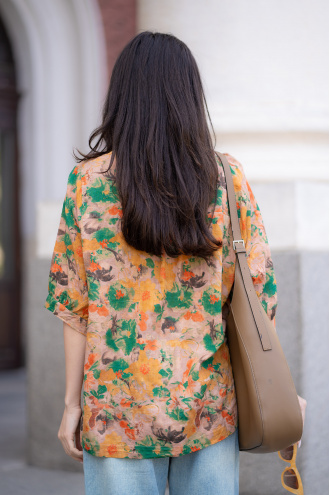 Дамска широка блуза в розово с принт цветя в зелено и оранжево
