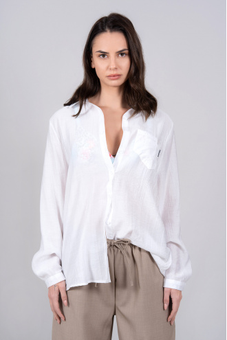 Дамска оувърсайз риза в бяло с декоративен двоен джоб
