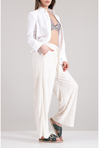 Дамски панталон в цвят екрю с ефектен накъсан ефект декориран със ситни камъни