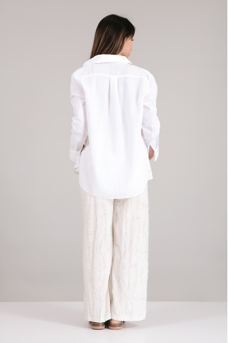 Дамски панталон в цвят екрю с ефектен накъсан ефект декориран със ситни камъни