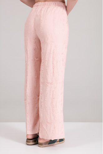 Дамски панталон в розово с ефектен накъсан ефект декорирани със ситни камъни