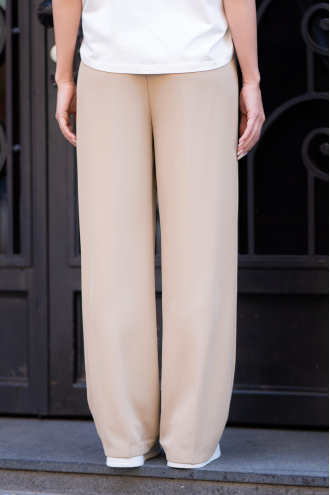 Дамски прав елегантен панталон в бежово с два джоба и басти