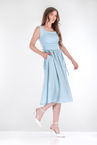 Миди рокля в синьо без ръкав и странична връзка с набор