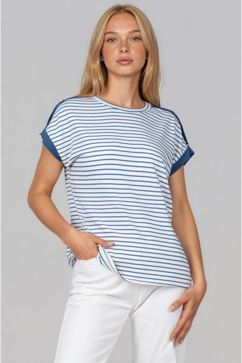Дамска блуза от вискоза със синьо райе и декоративни копчета на рамото