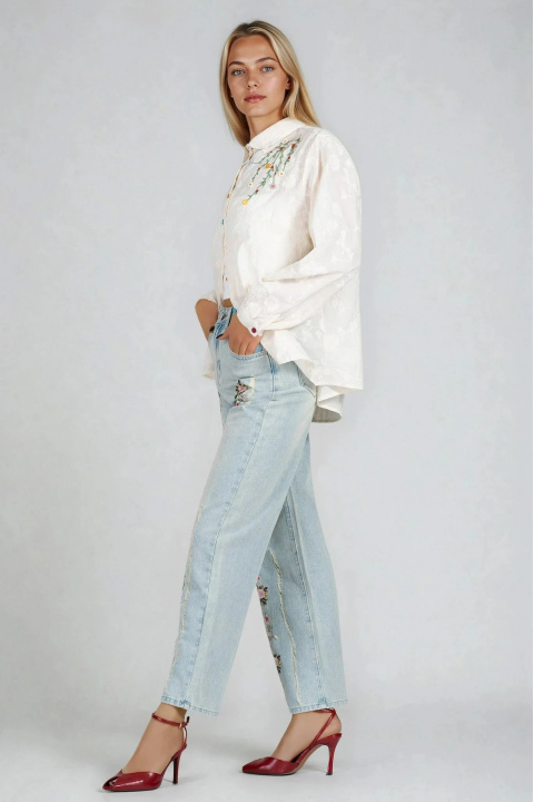 Дамски ултра еластични дънки светлосиньо от тънък памук с бродирани цветя