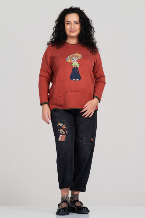 Макси пуловер от фино плетиво в керемидено червено с бродерия момиче с дънки