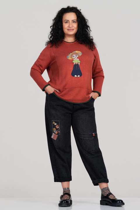 Макси пуловер от фино плетиво в керемидено червено с бродерия момиче с дънки