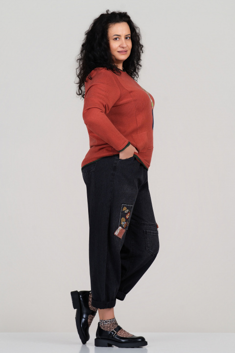 Макси пуловер от фино плетиво в керемидено червено с бродерия момиче с дънки