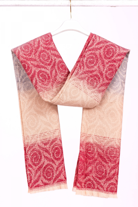Дамски шал с преливащи нюанси в розово и бежово