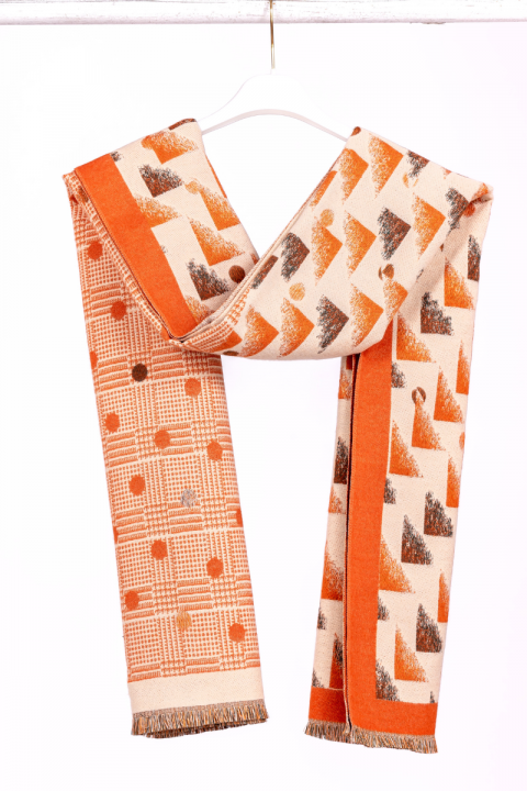 Дамски шал в оранжево с принт геометрични фигури