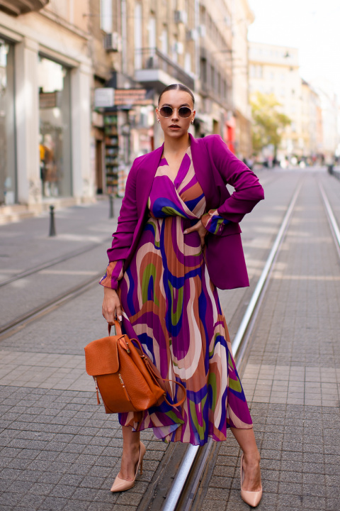 Дамско сако в цикламено лилаво с набран ръкав