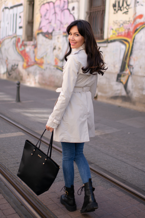 Дамски шлифер в цвят визон от промазана материя с катарами на раменете