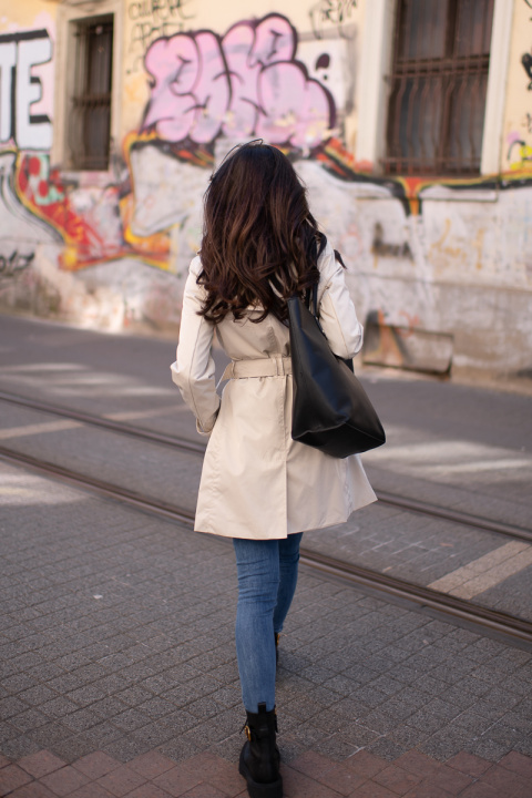 Дамски шлифер в цвят визон от промазана материя с катарами на раменете