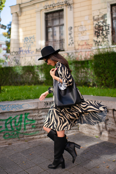 Къса свободна рокля с принт в бежово-зелено и черно