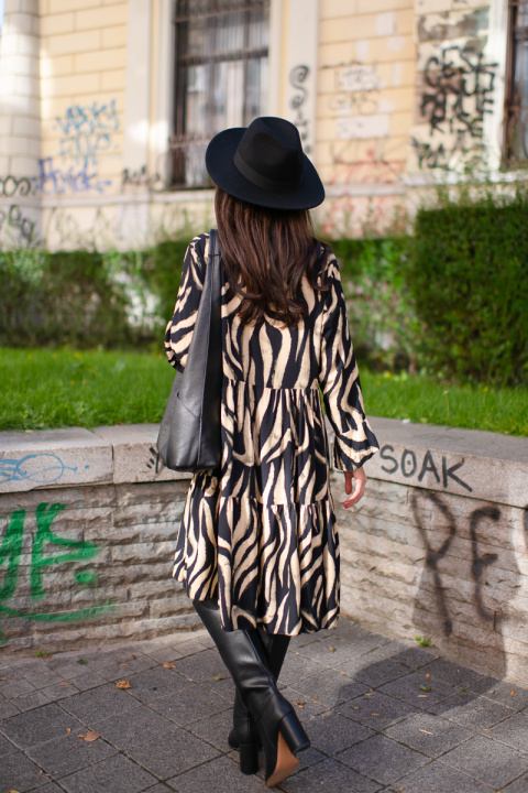 Къса свободна рокля с принт в бежово-зелено и черно