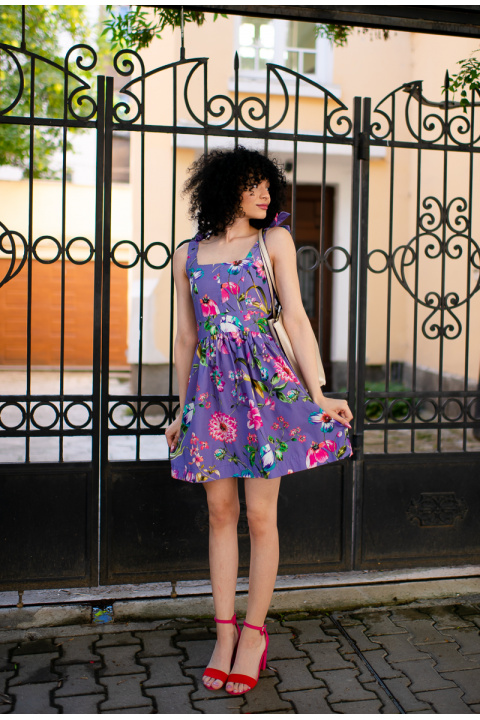 Къса рокля в лилаво от памук с принт цветя