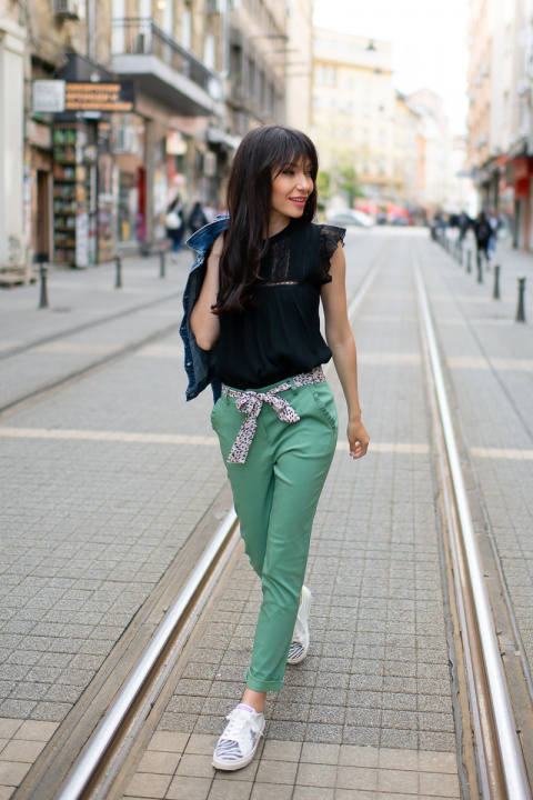 Дамски панталон от памук в пастелно зелено с цветен колан и къдрички по джобовете
