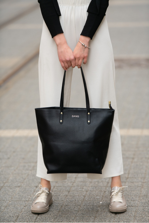 Голяма дамска чанта в черно с дълги дръжки и лого GANG