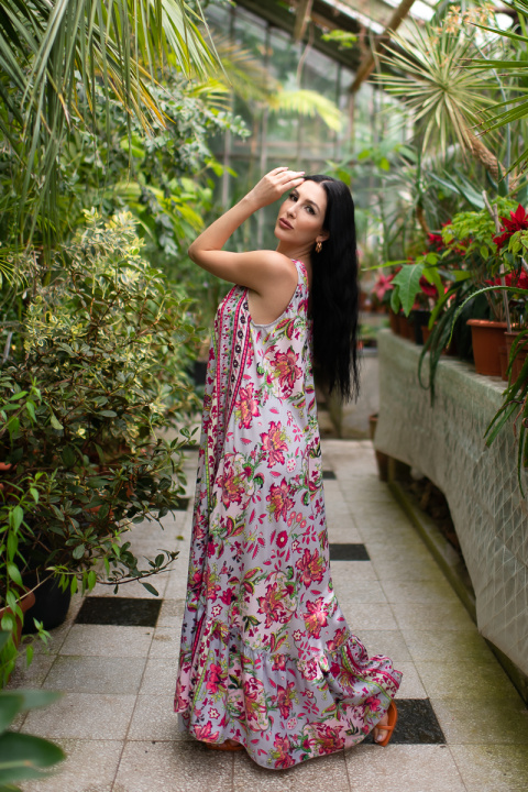 Дълга рокля от коприна в млечно лилаво с розов флорален принт