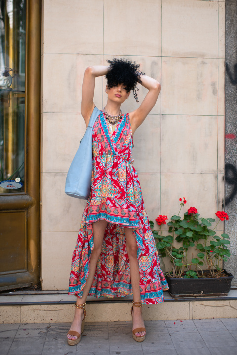 Дълга асиметрична рокля от коприна в червен с етно принт