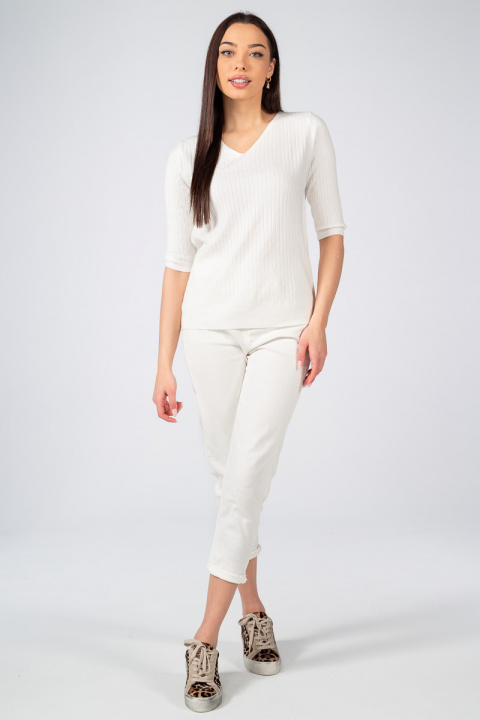 Дамска блуза от фино плетиво в бяло с 3/4 ръкав и релефни черти