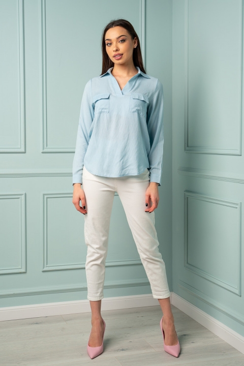 Дамска блуза от вискоза в светлосиньо с джобове отпред