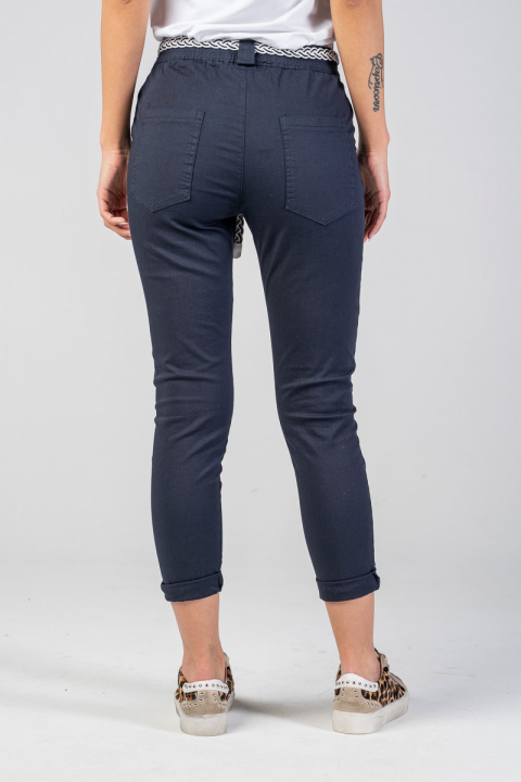 Дамски панталон от памук в тъмносиньо с плетен колан и ластик в талията