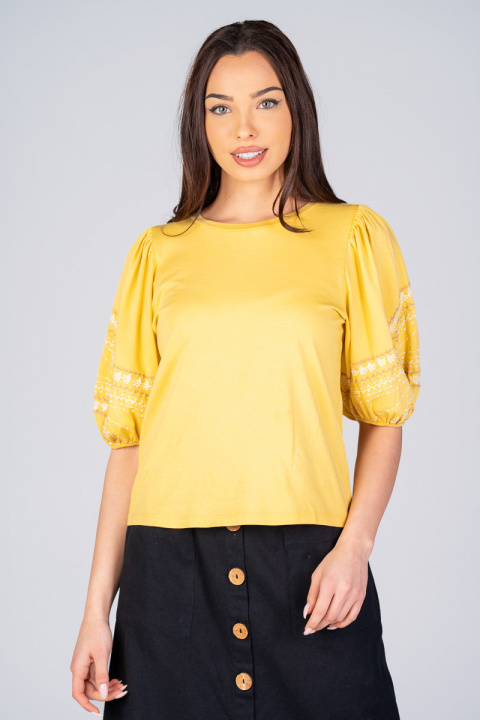 Дамска блуза в жълто с буфан ръкав и нежна бродерия