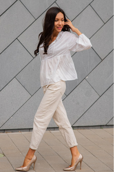 Дамска блуза от вискоза в бяло с релефни точки