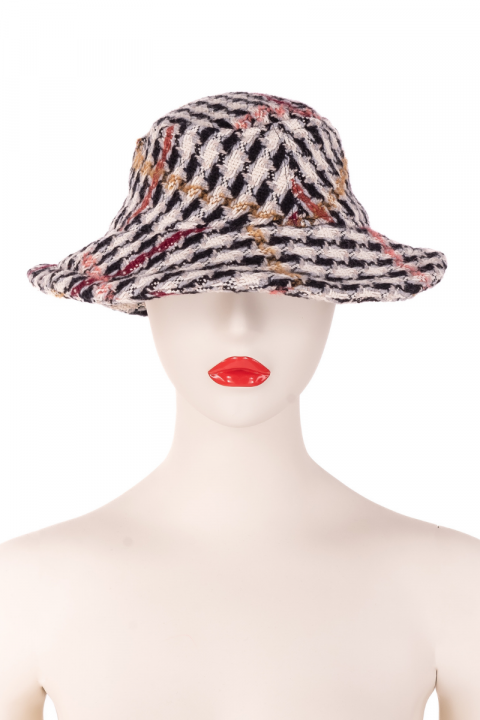 Дамска плътна шапка с периферия с принт в бяло черно и червено