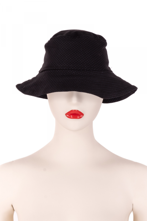 Дамска шапка с периферия в тъмносиньо със ситен принт точки