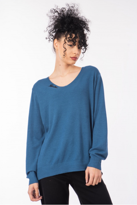Дамски пуловер от фино плетиво в синьо с черен надпис с камъни