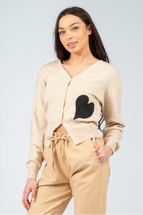 Дамска къса жилетка от фино плетиво в бежово със щампа сърце
