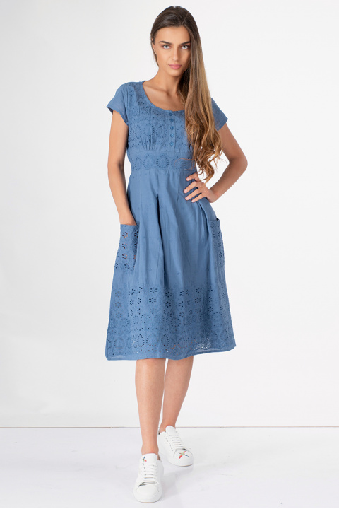 Дамска рокля от памук в синьо с рязана бродерия