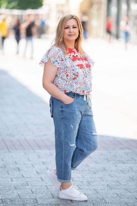 МАКСИ блуза от памук в бяло с принт ситни цветя и харбали