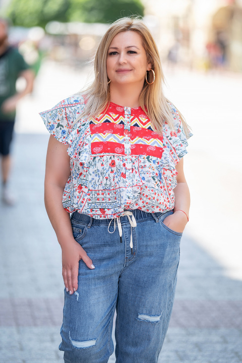 МАКСИ блуза от памук в бяло с принт ситни цветя и харбали