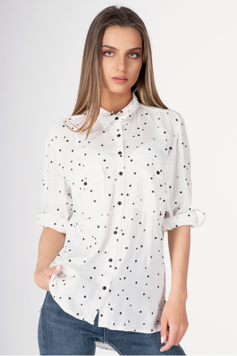 Дамска риза в бяло на ситни черни ромбове
