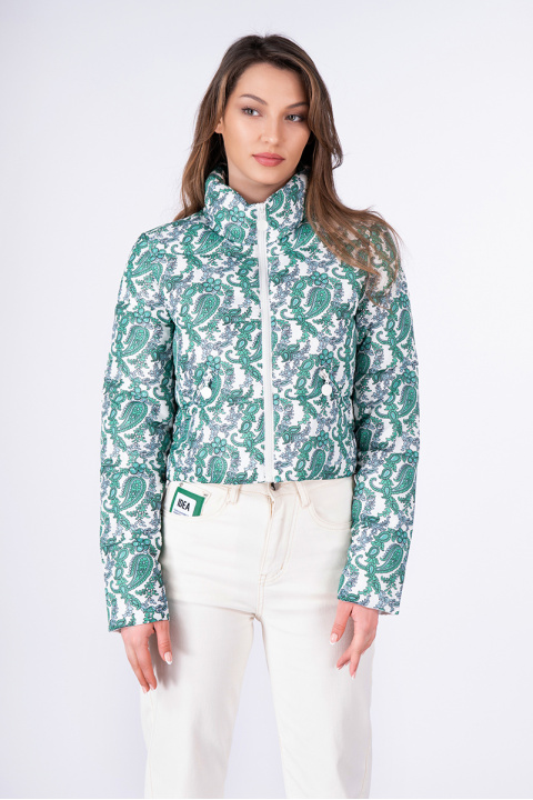 Дамско късо пролетно яке в бяло с етно принт в зелено