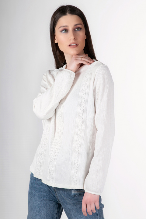 Блуза в бяло от релефна материя и плетена дантела