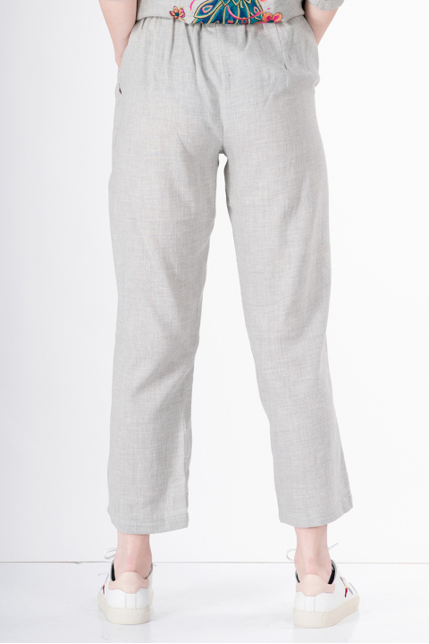 Дамски комплект в сиво с ефектна бродерия на гърба