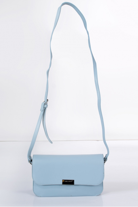 Дамска чанта в светло синьо с метална закопчалка