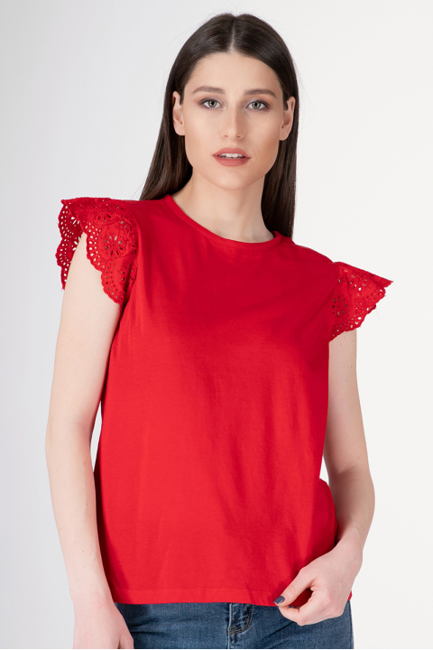 Дамска блуза в червено с рязана дантела по ръкава