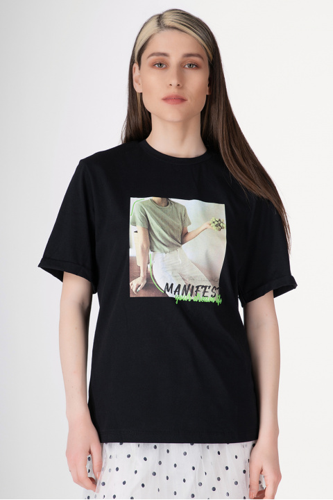 Дамска тениска в черно със щампа жена с грозде